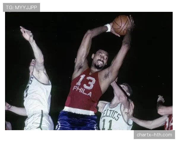 张伯伦无球空切主导内线，改变禁区攻防格局