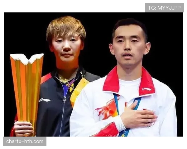 孔令辉背着普通帆布包在楼下买菜，那张领奖台表情和现在完全是两个人